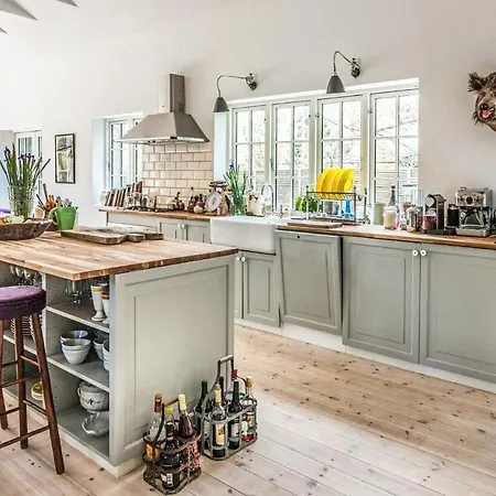 Stunning In W/ 4 Bedrooms *