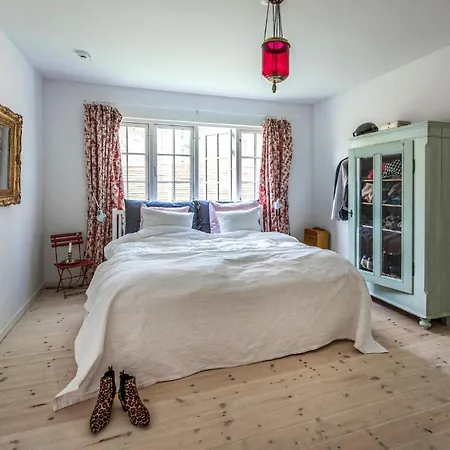 Stunning In W/ 4 Bedrooms Feriehus